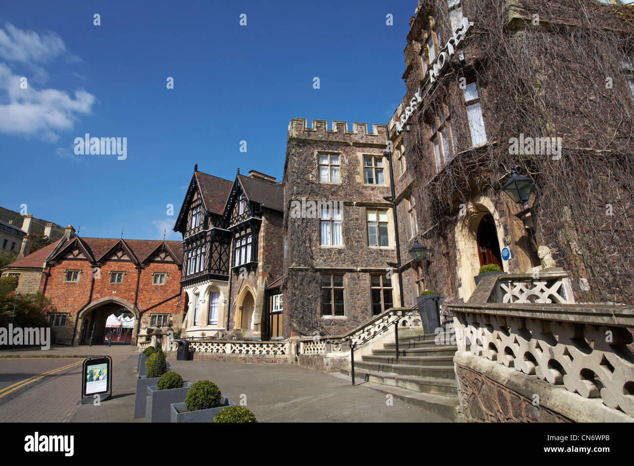 Abbey Hotel e Abbey Gateway archway contenente il museo a Great Malvern in aprile Foto Stock