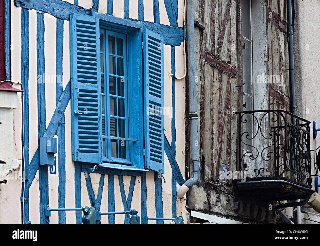 Persiane blu sulla finestra di edificio medievale, Auxerre, Borgogna, Francia Foto Stock
