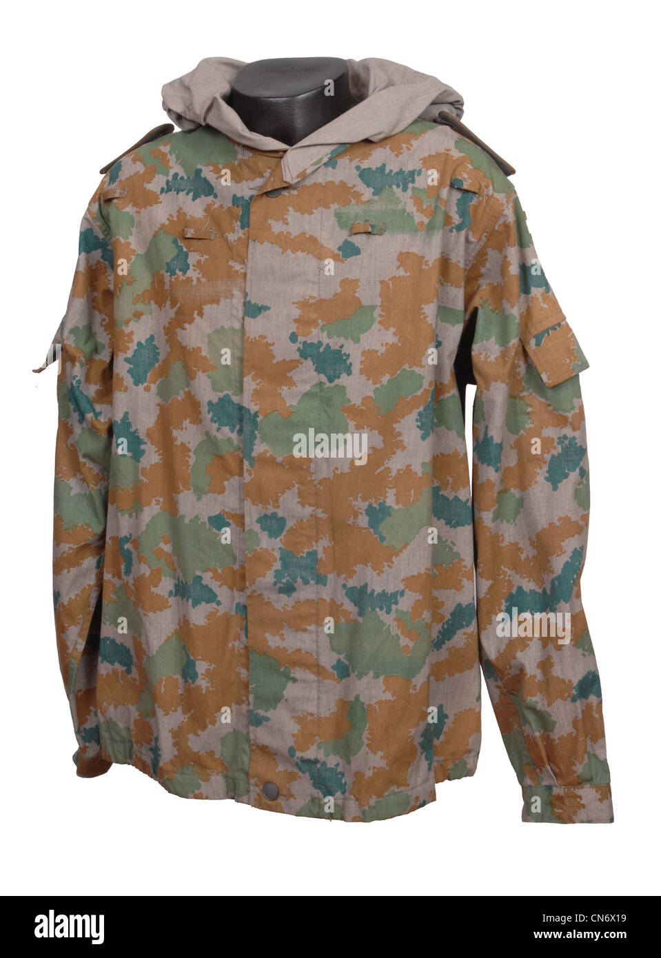 Abbigliamento camouflage come utilizzati dalle forze militari. Inizio NVA tedesco orientale Blumentarn DDR camo smock Foto Stock
