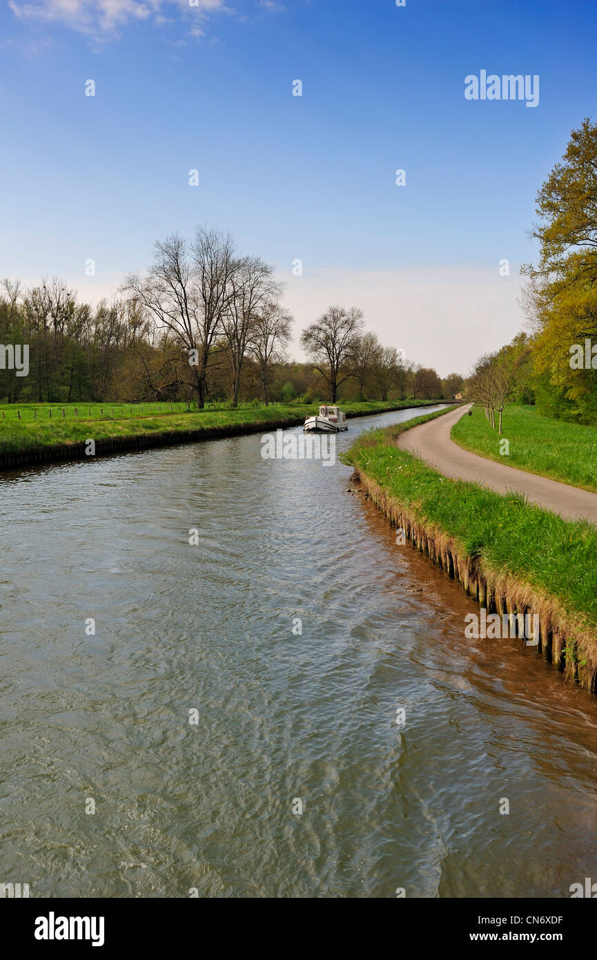 Canal barcone sul fiume Yonne, Canal du Nivernais Francia. Spazio per il testo nel cielo Foto Stock