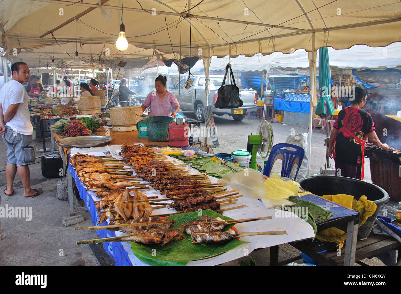 Si spegne in street market alimentare, Ban Nongbone, Vientiane, prefettura di Vientiane, Laos Foto Stock