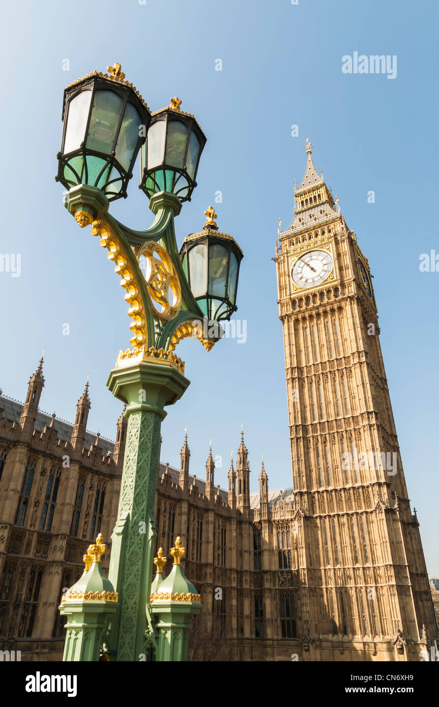 Bassa angolazione del Big Ben di Londra, con ornati lampione in primo piano. Foto Stock