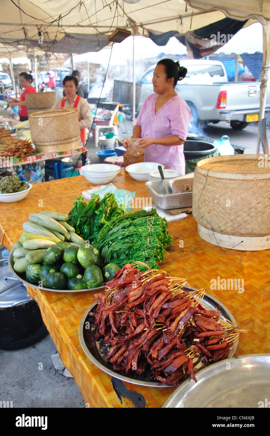 Si spegne in street market alimentare, Ban Nongbone, Vientiane, prefettura di Vientiane, Laos Foto Stock
