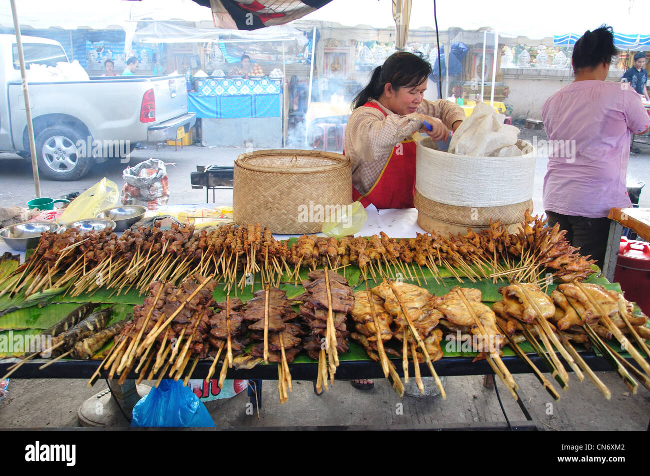 Stallo nella strada del mercato alimentare, Ban Nongbone, Vientiane, prefettura di Vientiane, Laos Foto Stock