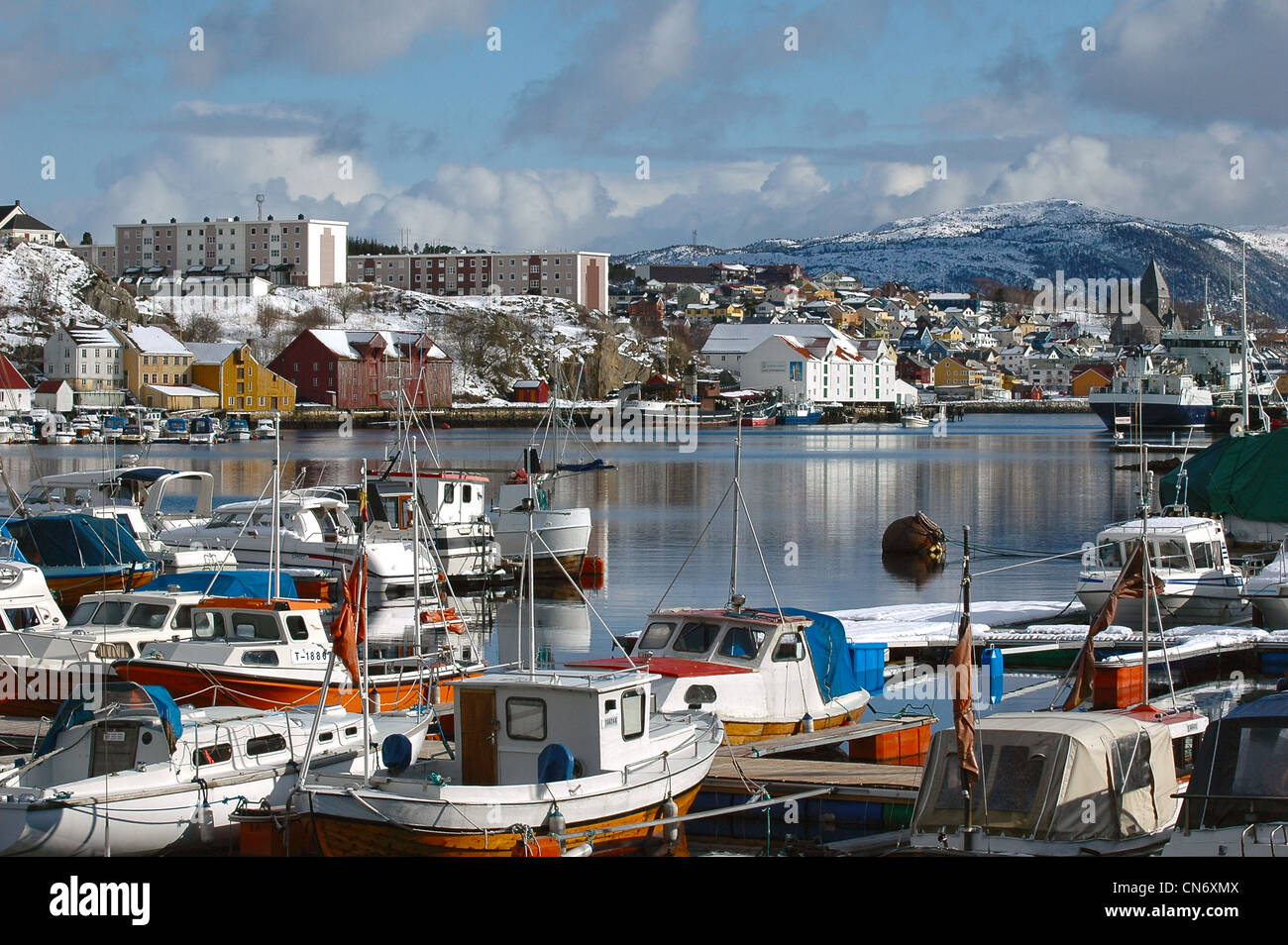 Vista di Kristiansund Harbour e montagne. Norvegia e Scandinavia Foto Stock