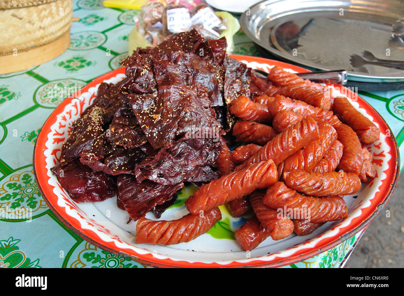 La carne cotta in street market alimentare, Ban Nongbone, Vientiane, prefettura di Vientiane, Laos Foto Stock