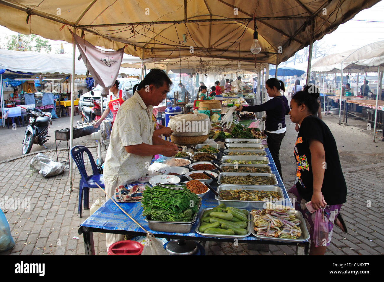 Si spegne in street market alimentare, Ban Nongbone, Vientiane, prefettura di Vientiane, Laos Foto Stock