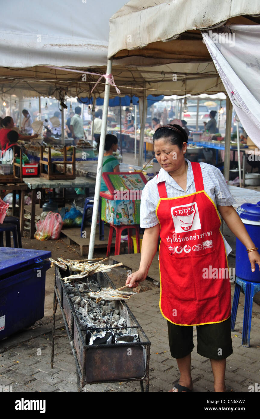 Stallo nella strada del mercato alimentare, Ban Nongbone, Vientiane, prefettura di Vientiane, Laos Foto Stock