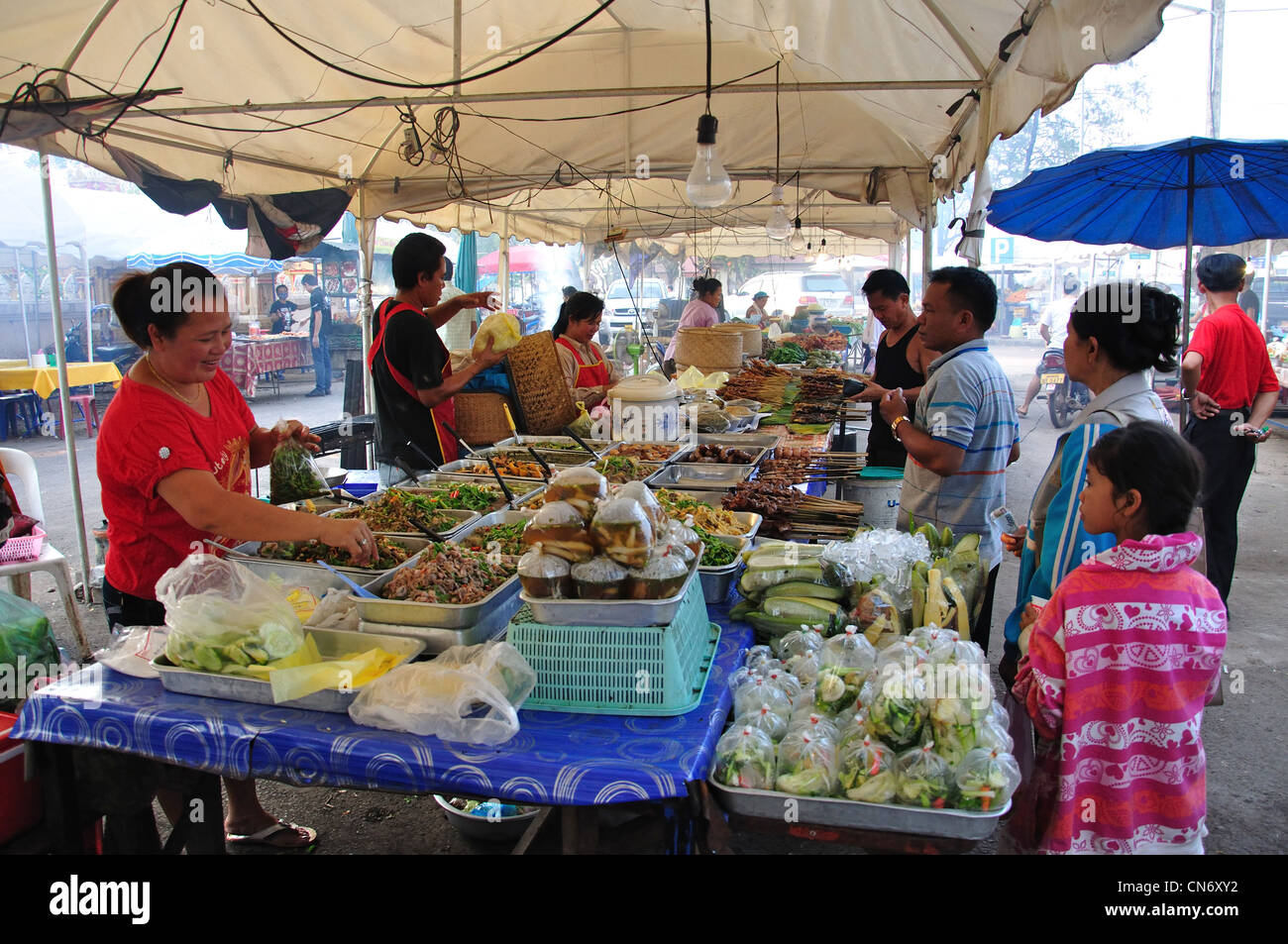 Si spegne in street market alimentare, Ban Nongbone, Vientiane, prefettura di Vientiane, Laos Foto Stock