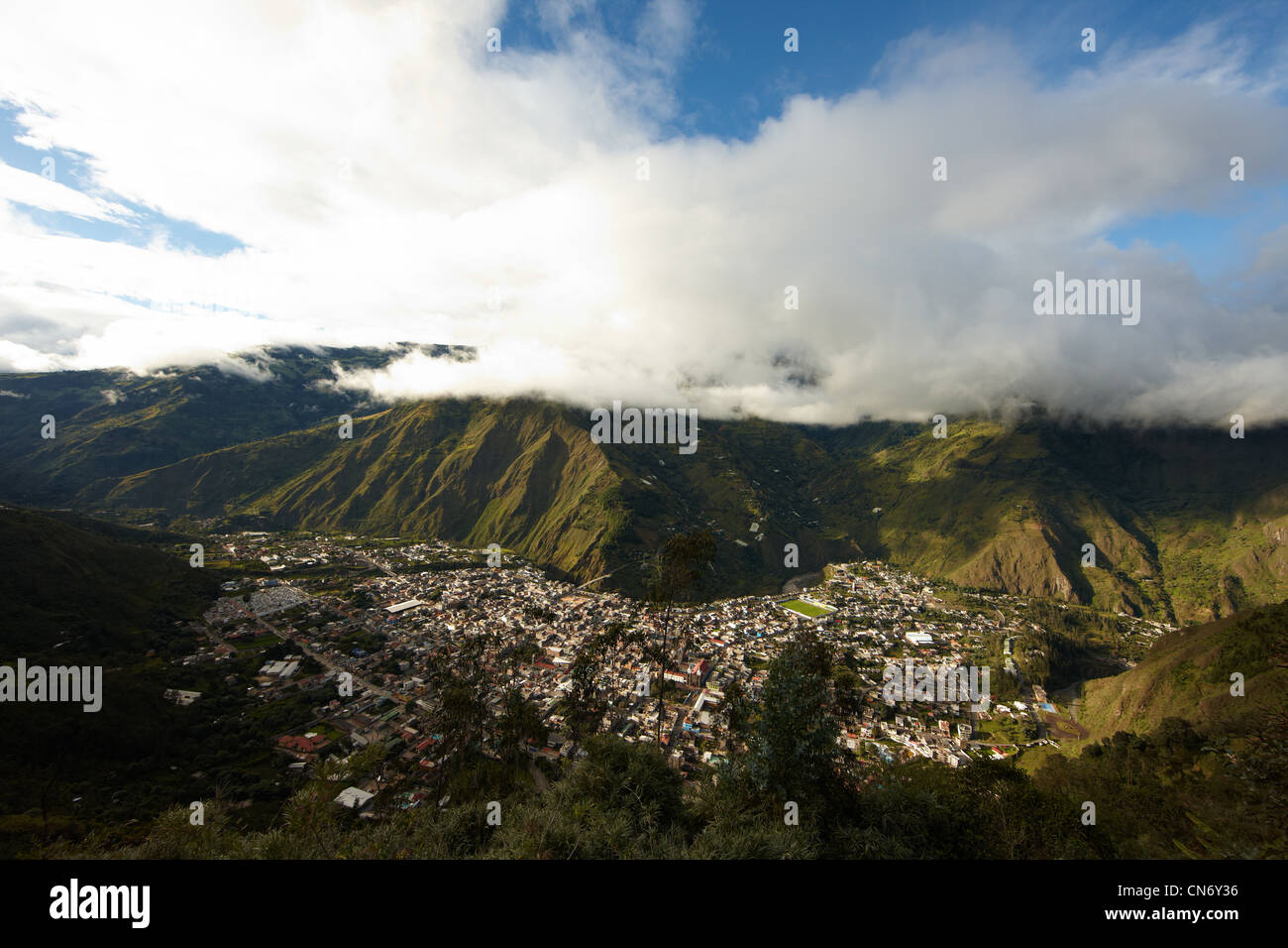 L'insediamento nella valle tra le montagne, nuvoloso, macchie solari, Bird view Foto Stock