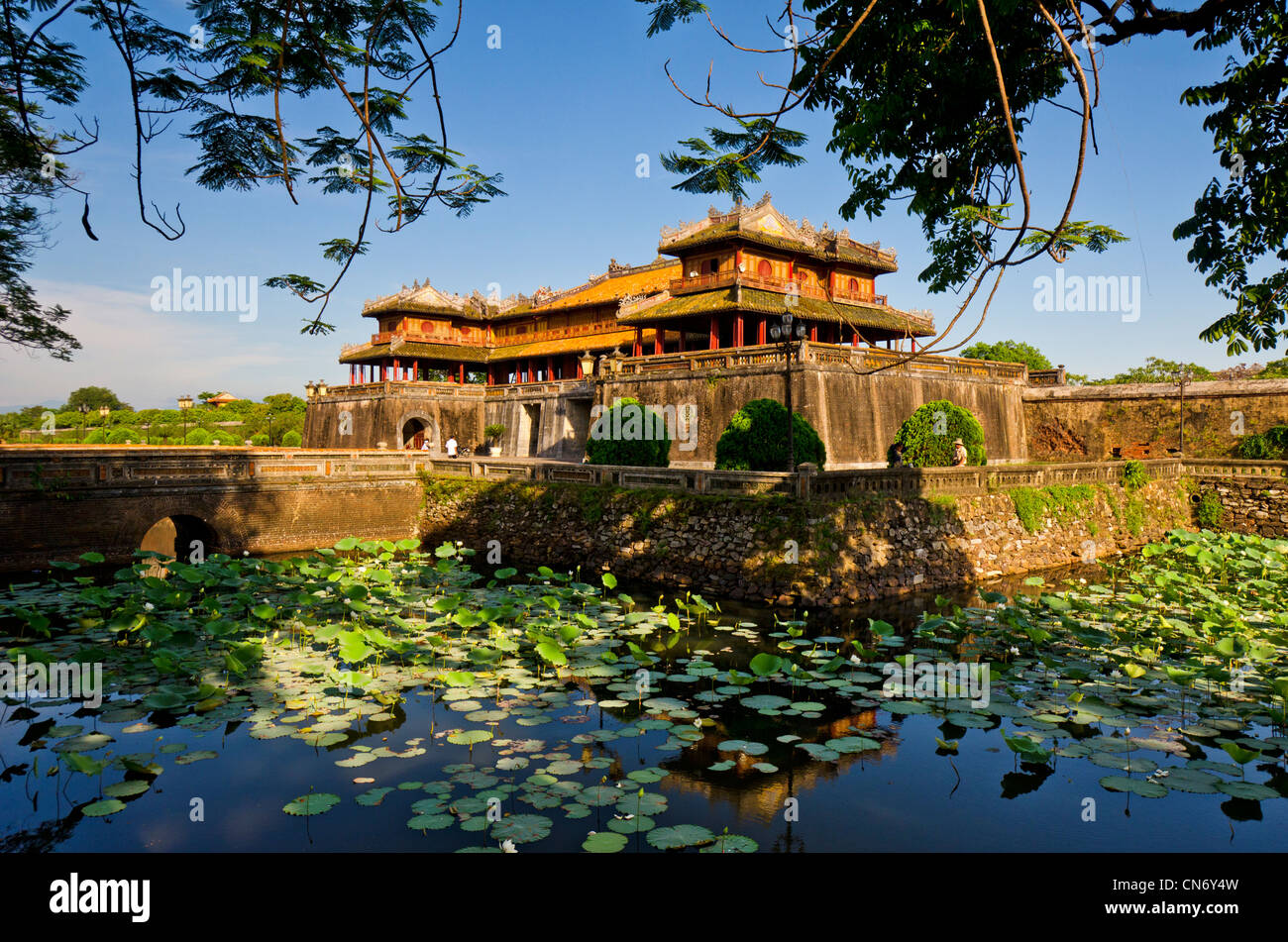 Città Imperiale, Hue Vietnam, con fossato e acqua Lillies Foto Stock