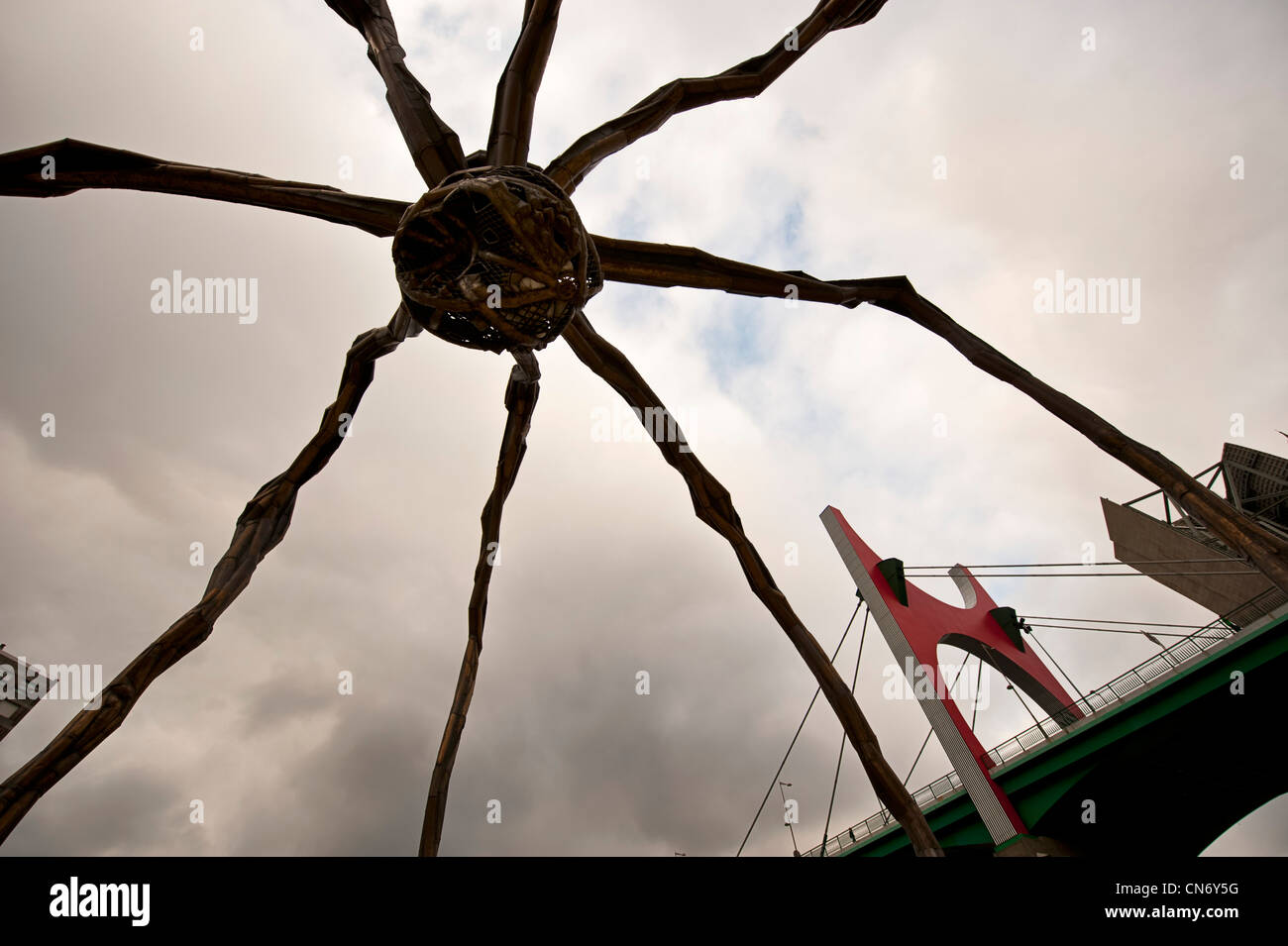 Spider scultura maman al di fuori del museo Guggenheim di Bilbao, Paesi Baschi Foto Stock