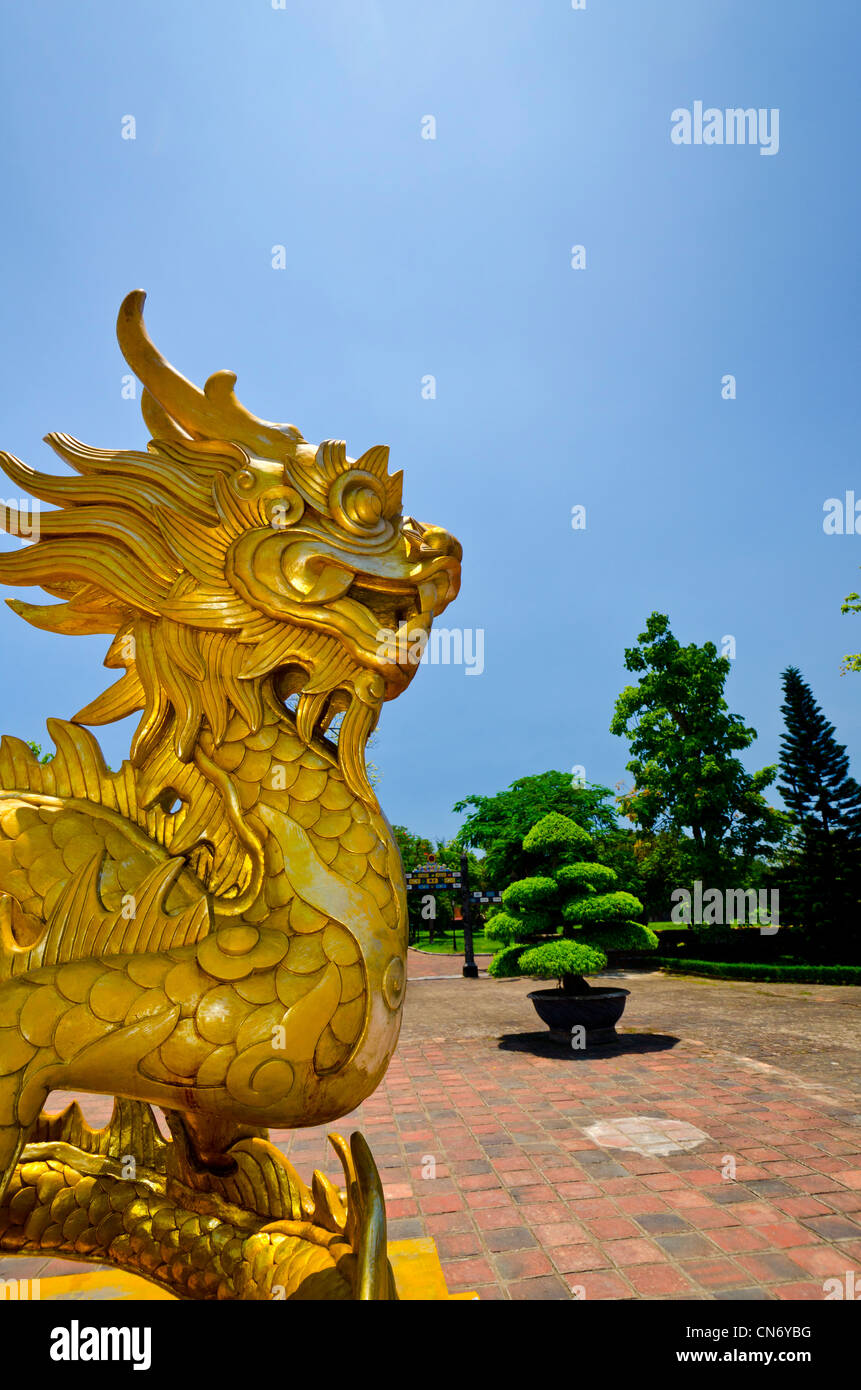 Decorazione ornamentale dentro la Città Purpurea Proibita, Sito Patrimonio Mondiale dell'UNESCO, tonalità, Vietnam Foto Stock