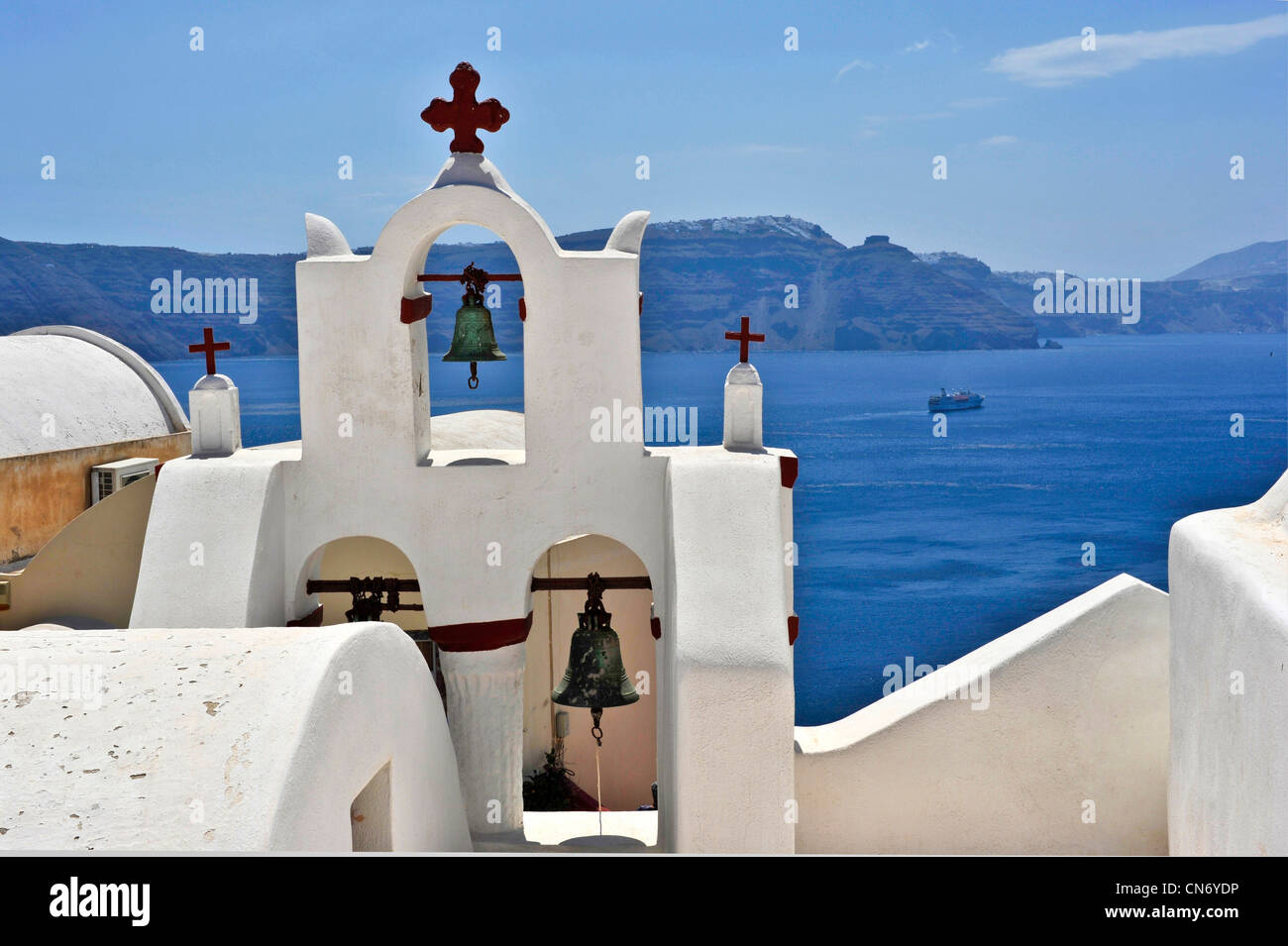 Europa Grecia CICLADI Santorini campanili nel villaggio di Oia Foto Stock