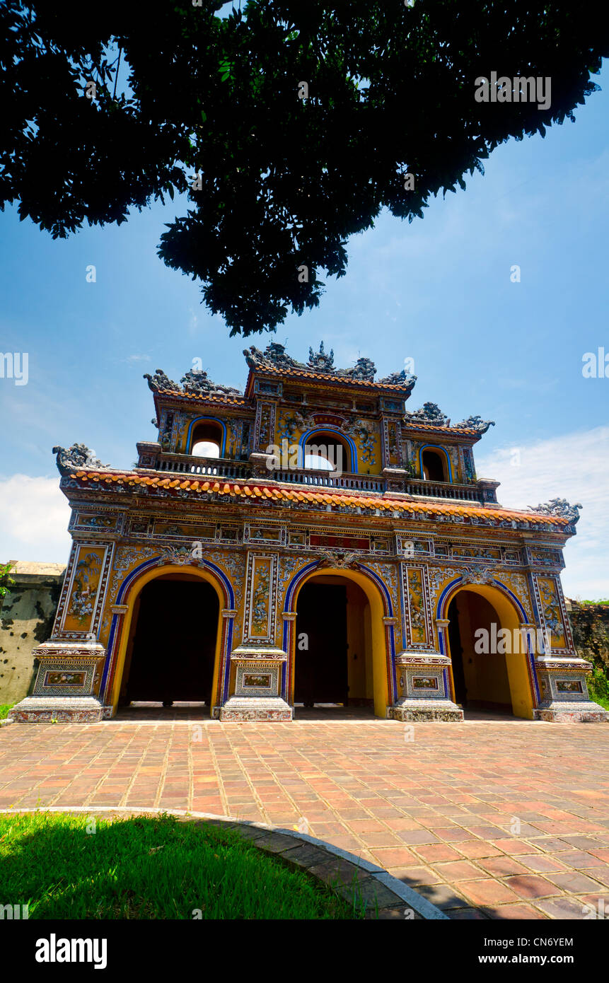 Uno dei tanti cancelli che circondano la Città Purpurea Proibita, Sito Patrimonio Mondiale dell'UNESCO, tonalità, Vietnam Foto Stock