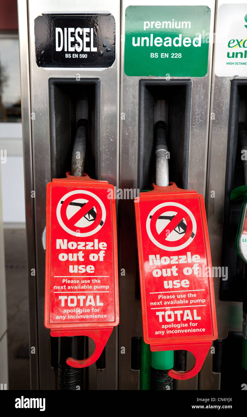 Nessuna benzina o carburante diesel per le pompe segni durante una scarsità di combustibile, Newmarket Suffolk REGNO UNITO Foto Stock