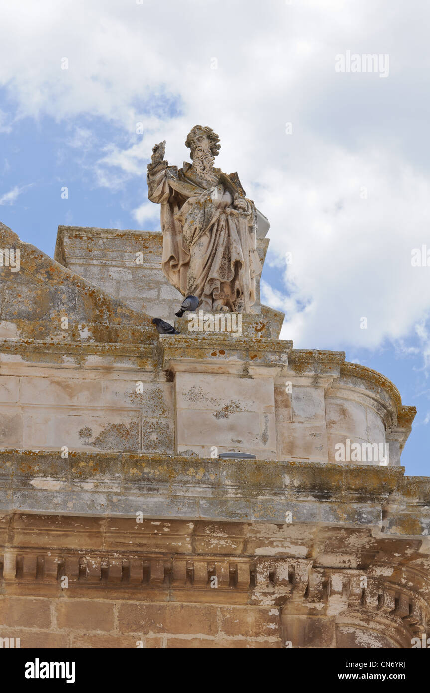 Statua sulla chiesa di Locorotondo, nel sud dell'Italia. Foto Stock