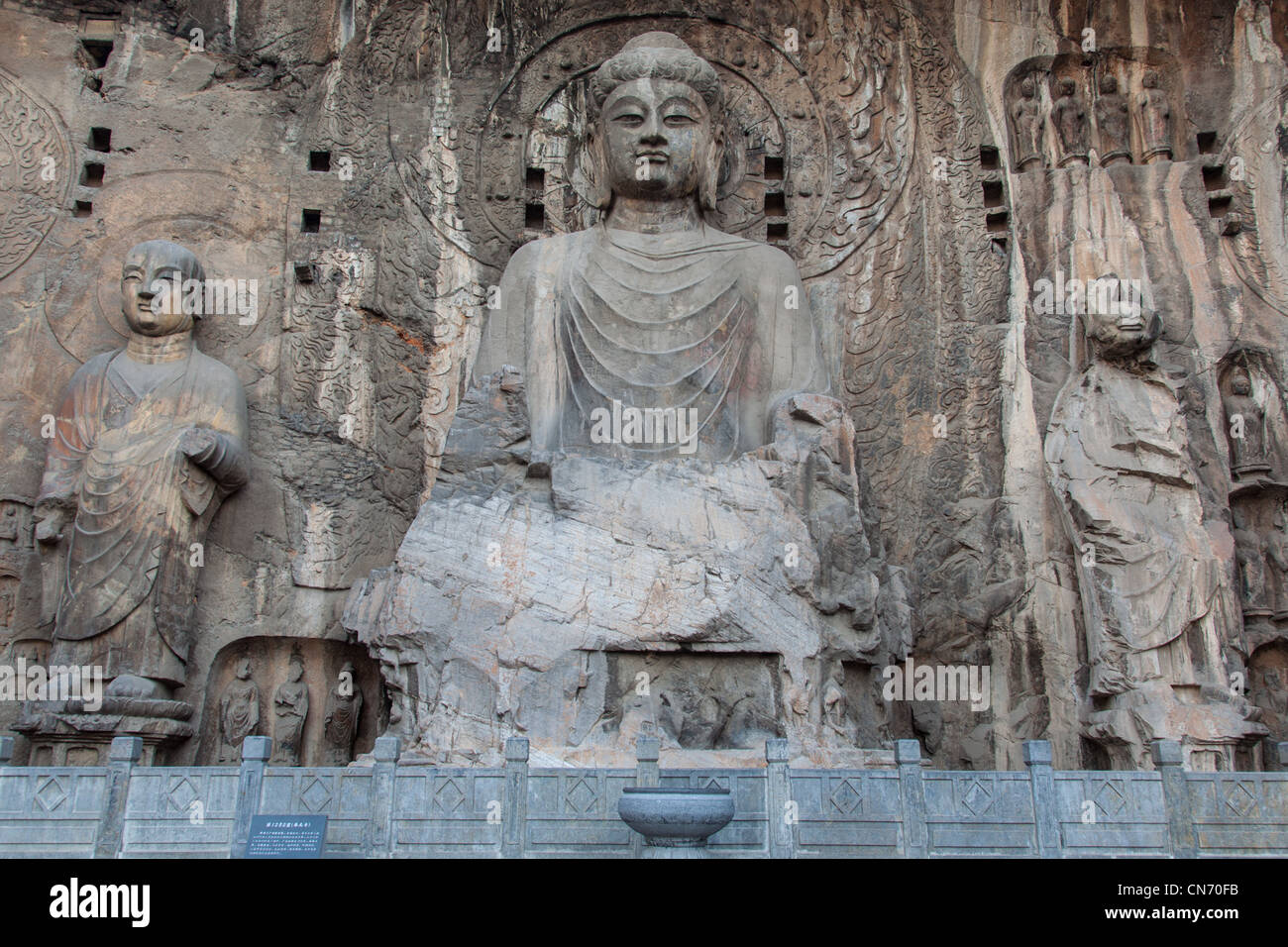 Il maestoso il Vairocana statua del Buddha a Le Grotte di Longmen Foto Stock