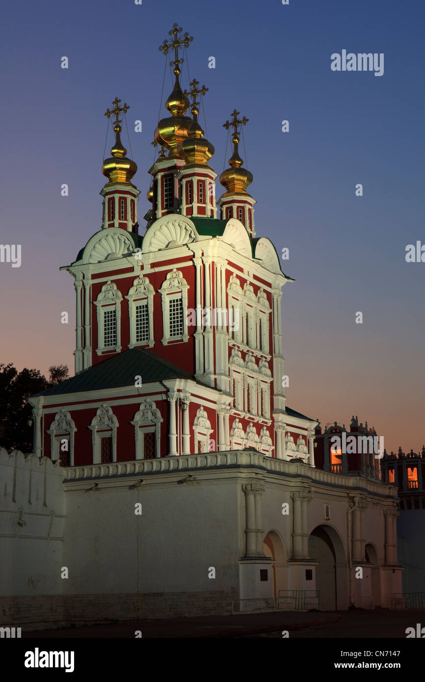 L'over-the-Gate Chiesa della Trasfigurazione (1683-1685) del Convento Novodevichy a Mosca, Russia Foto Stock