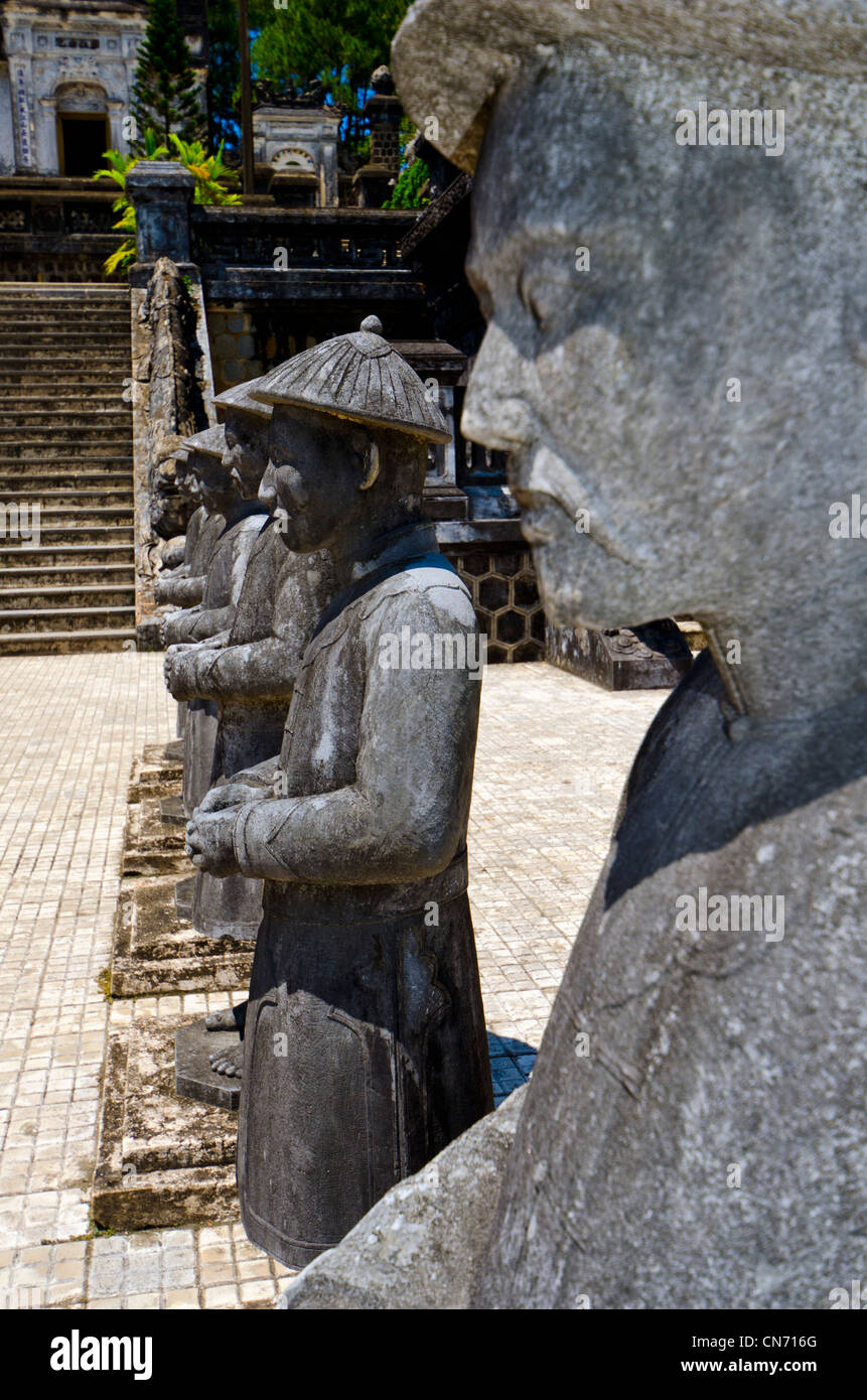 Righe di mandarino statue di guardia alterò la tomba dell'Imperatore Khai Dinh, tonalità, Vietnam Asia Foto Stock