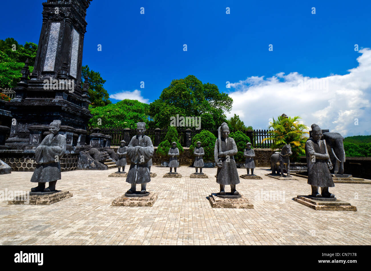 Righe di mandarino statue di guardia alterò la tomba dell'Imperatore Khai Dinh, tonalità, Vietnam Asia Foto Stock