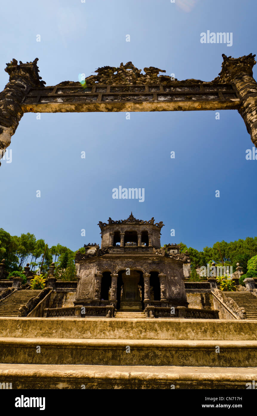 Ingresso ad arco alla tomba dell'Imperatore Khai Dinh Tomba di tonalità, Vietnam Foto Stock