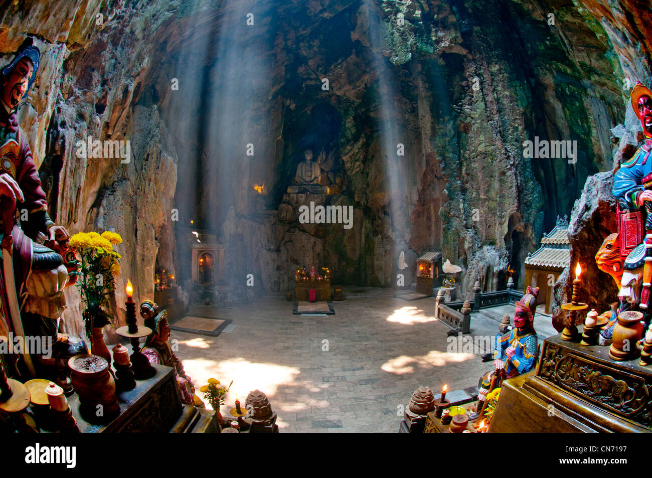 Montagne di marmo, il raggio di luce illuminando Huyen Khong grotta. Danang, Vietnam Foto Stock