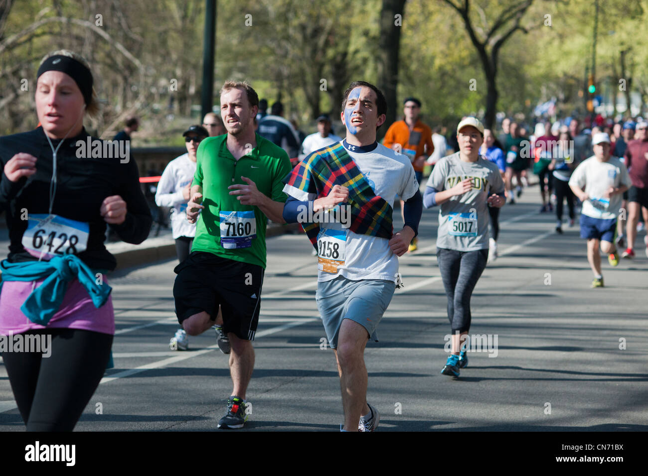 Oltre 10.000 corridori Race Around Central Park a New York per il 10K Scozia eseguire Foto Stock