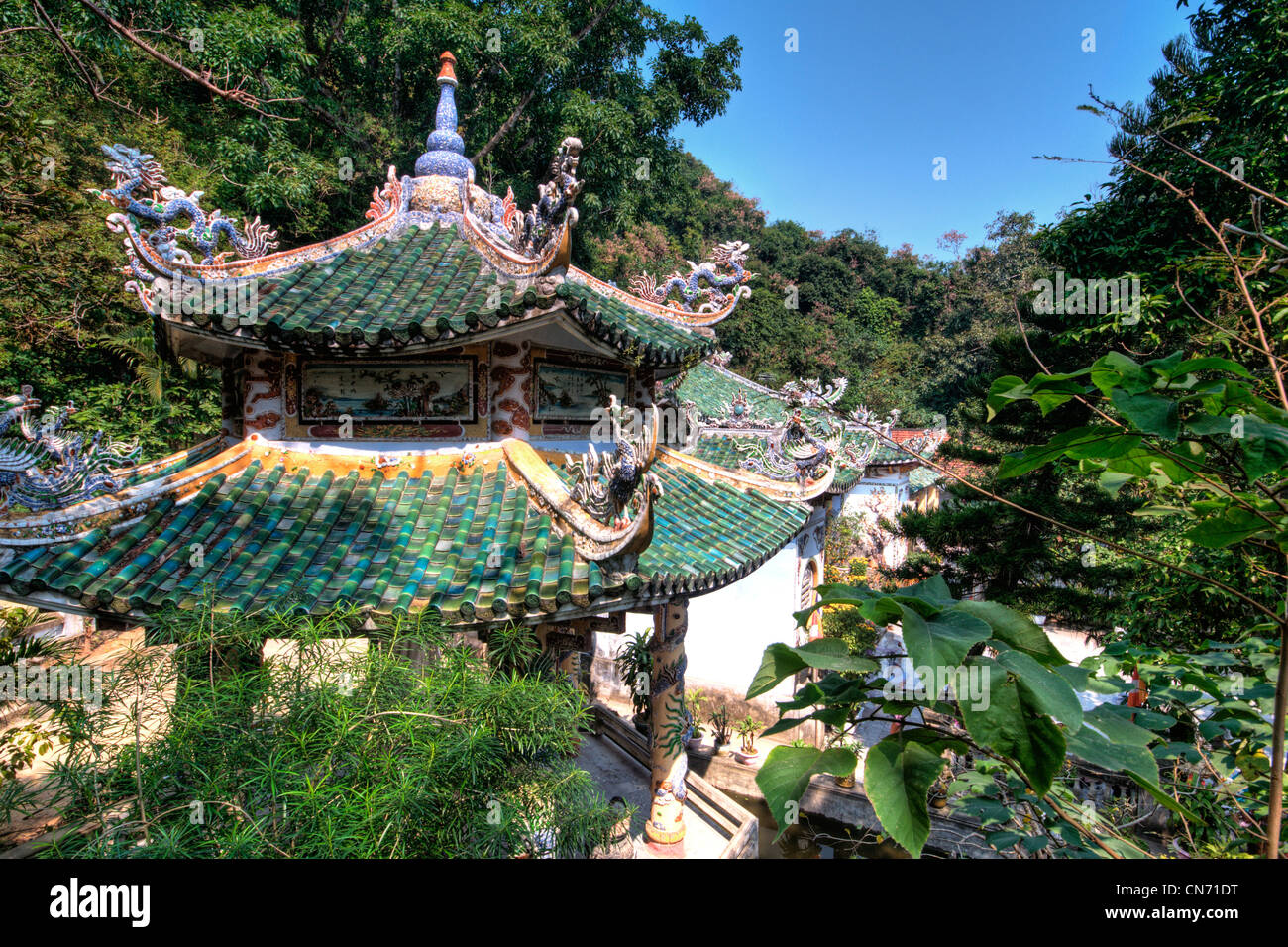 Linh Ongs Pagoda tetti, Thuy figlio, marmo mountain (ngu hanh figlio), Vietnam Foto Stock