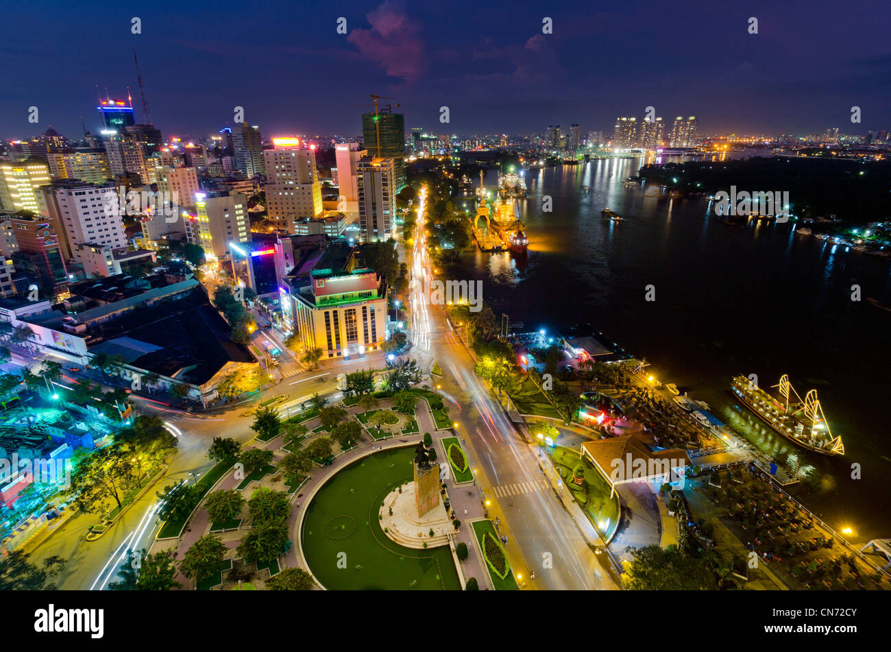 Ho Chi Minh City skyline notturno incorporante il Fiume Saigon Vietnam Foto Stock