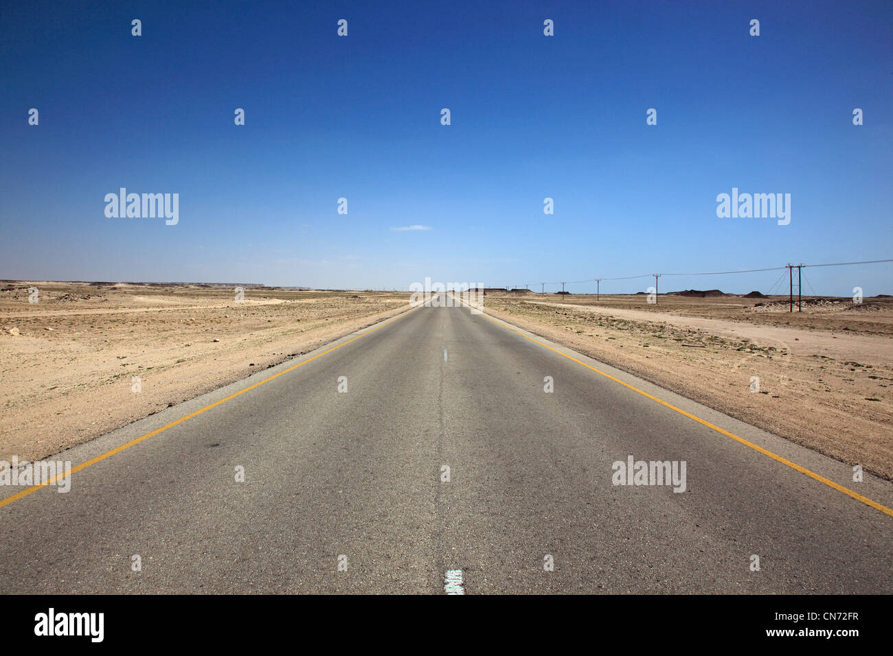 Einsame Straße durch das 'leere Viertel', ar-Rub Al-Khali, Oman Foto Stock