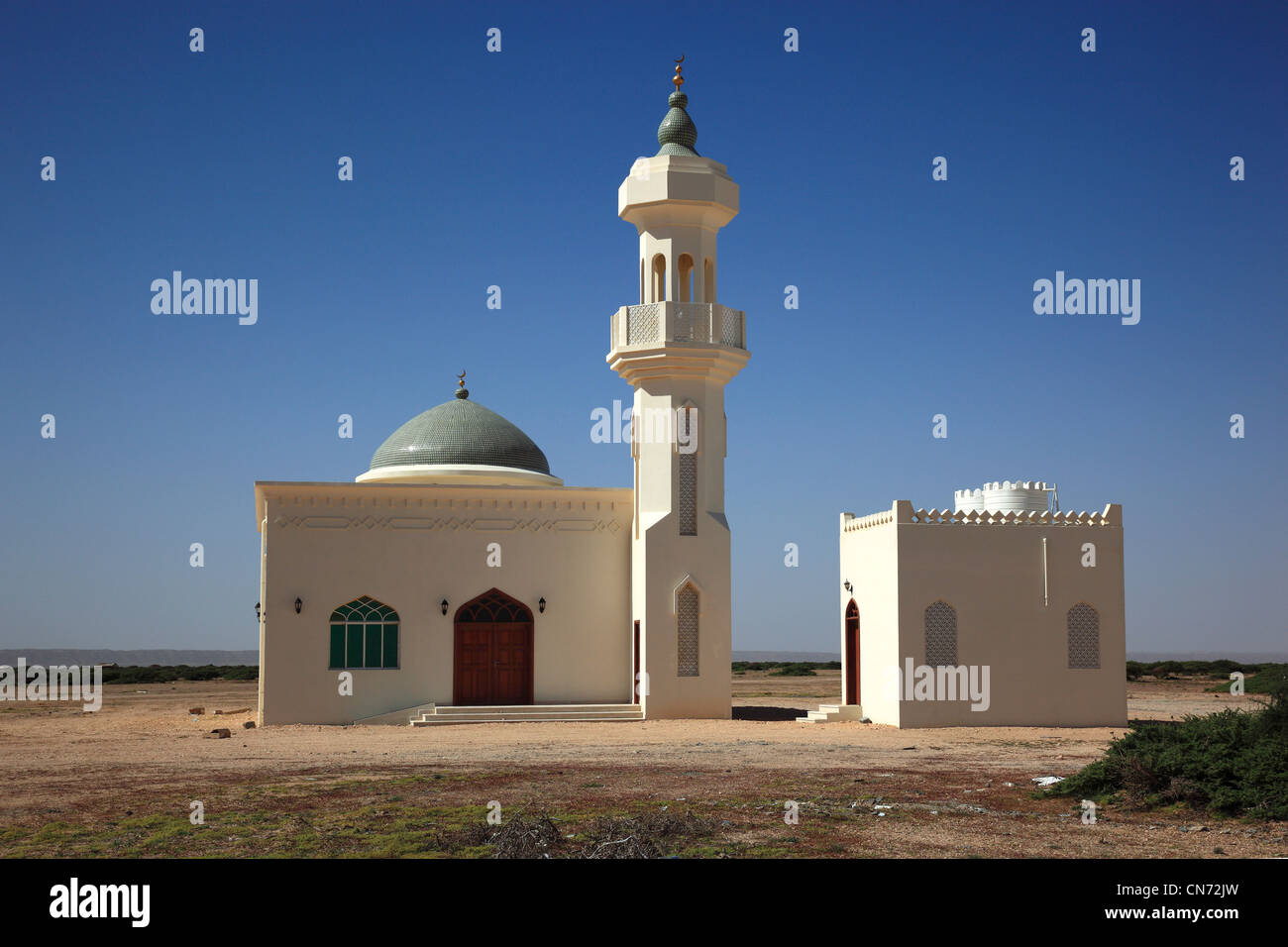 Kleine Moschee an der einsamen Straße durch das 'leere Viertel', ar-Rub Al-Khali, Oman Foto Stock
