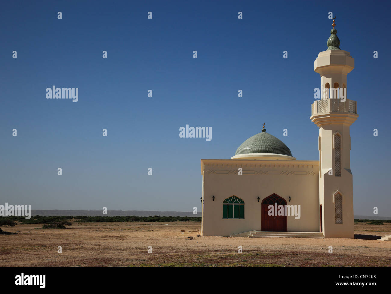 Kleine Moschee an der Einsamen Straße durch das 'leere Viertel', ar-Rub Al-Khali, Oman Foto Stock