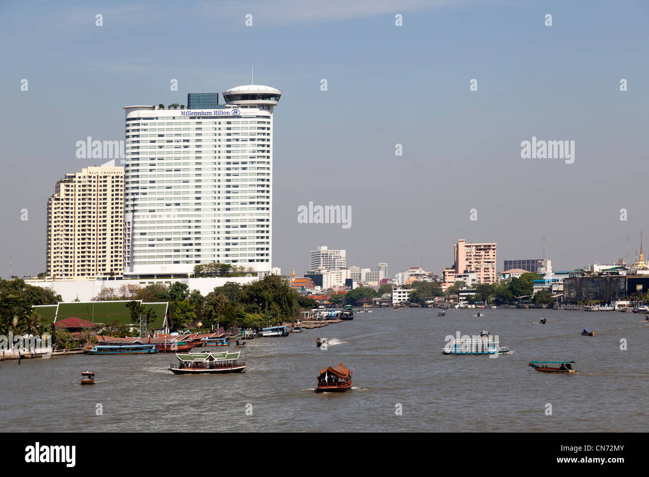 L intenso sul Fiume Chao Phraya il traffico (Bangkok - Tailandia). Le trafic intense fluviale sur le fleuve Chao Phraya à Bangkok. Foto Stock