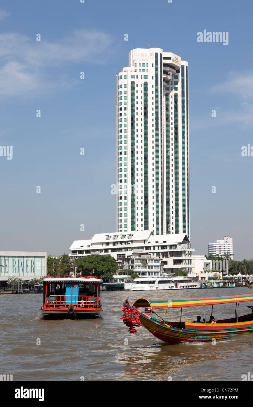 I colori vivaci dei barche sul Fiume Chao Phraya (Bangkok - Thailandia). Bateaux colorés sur le fleuve Chao Phraya (Bangkok). Foto Stock