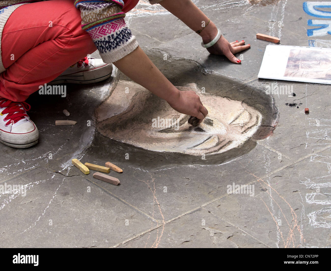 Artista pittura su asfalto Foto Stock