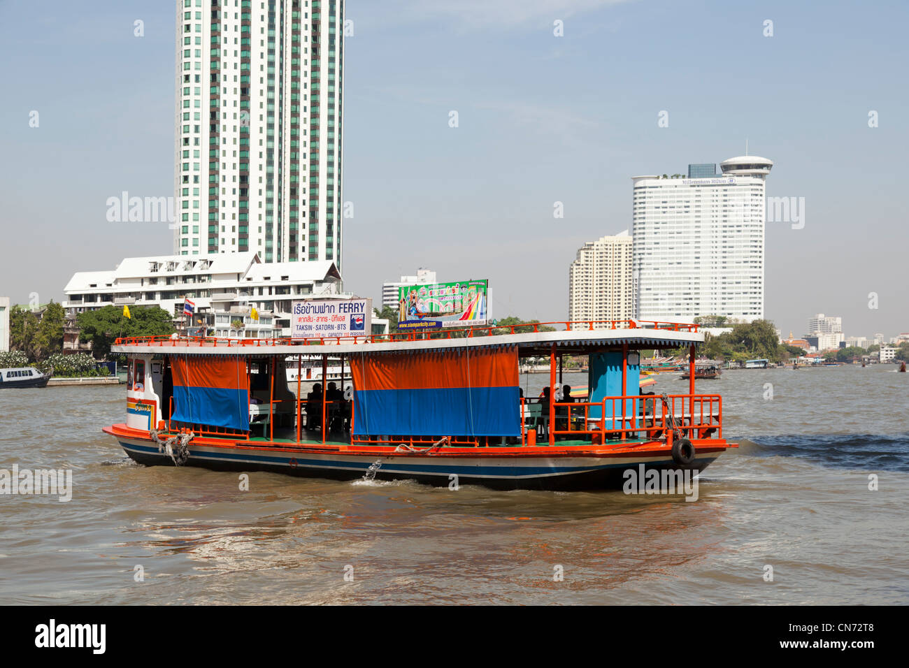 Un vivacemente colorati dei taxi regolari barca sul fiume Chao Phraya (Bangkok) Bateau taxi coloré sur le fleuve Chao Phraya (Bangkok). Foto Stock