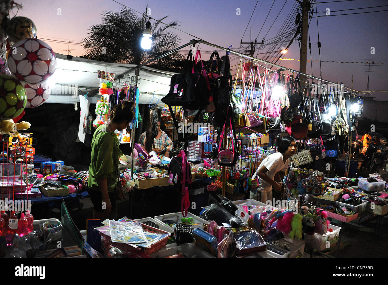 Il mercato notturno in Kao guardare Chang village, Thailandia. Foto Stock