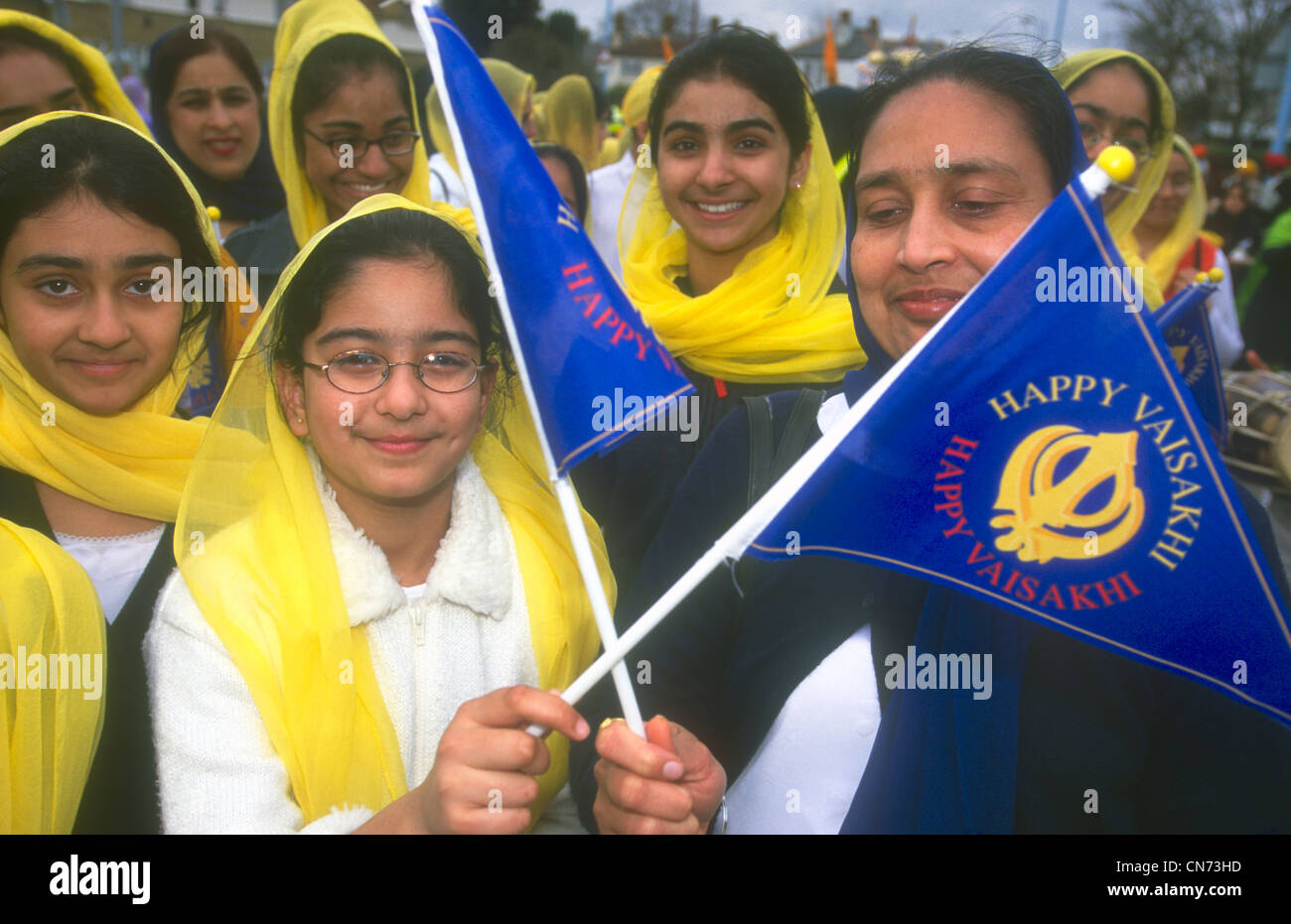 La religione sikh donne raccolte durante il festival di Vaisakhi, Hounslow, Middlesex, Regno Unito. Foto Stock