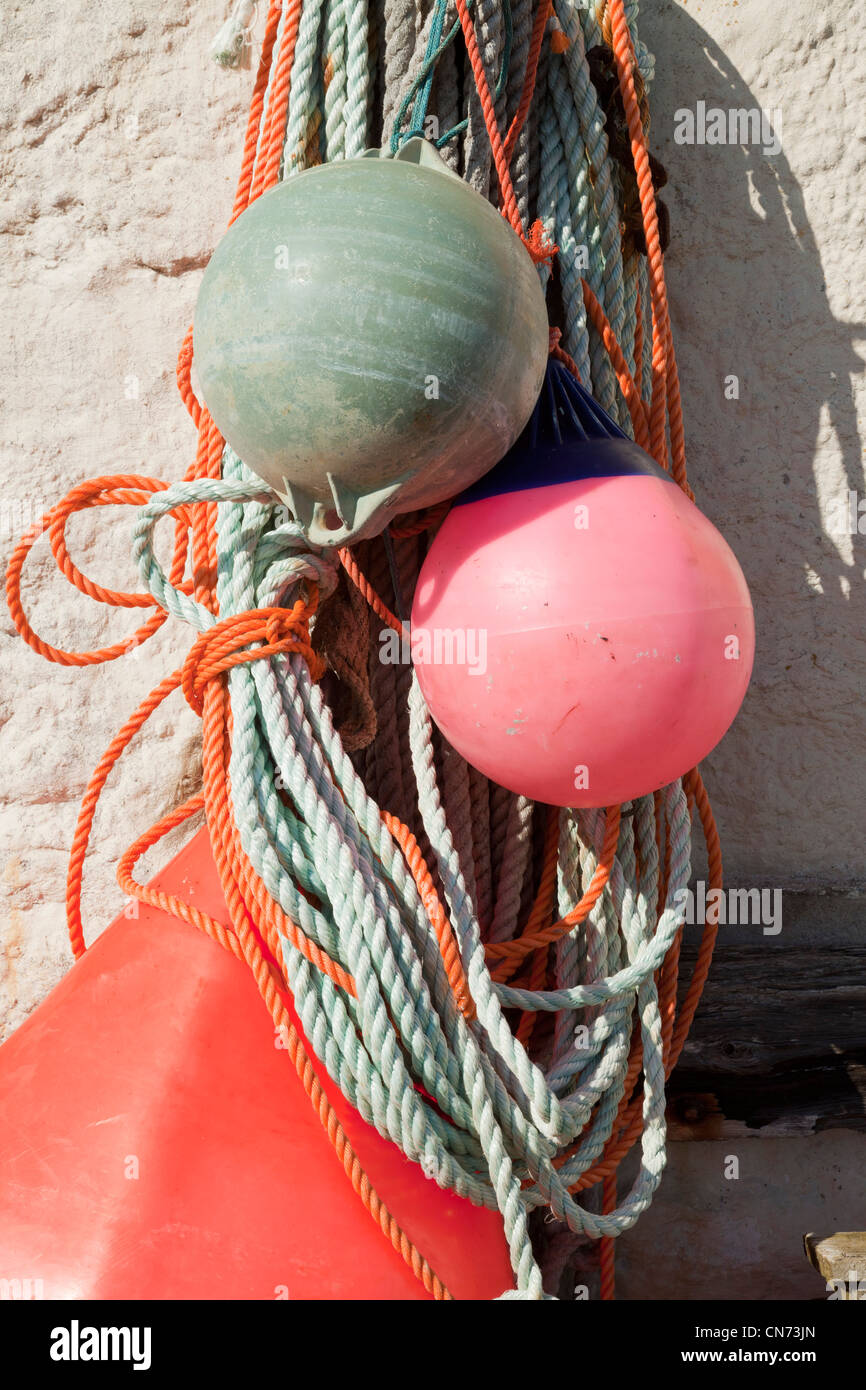 Vecchie funi e boe a Badentarbat Bay, Achiltibui, Scozia. Foto Stock