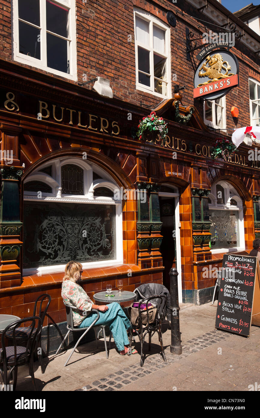 Regno Unito, Inghilterra, Worcestershire, Worcester, Friar Street, Eagle pub Vaults, i clienti seduti fuori sul marciapiede di tabelle Foto Stock