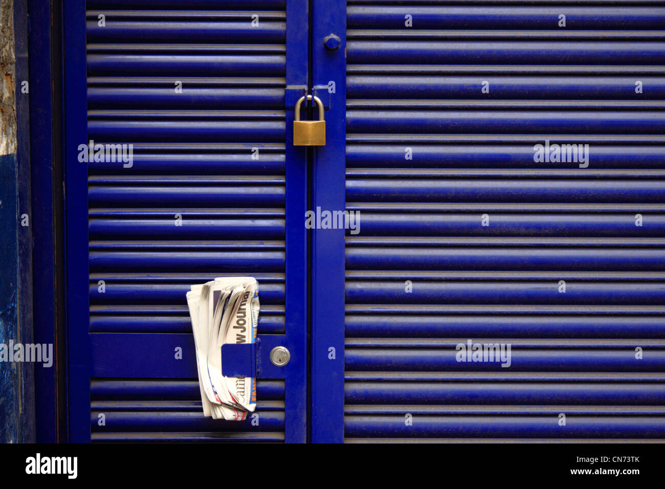 Blue gate di sicurezza su una edicola Negozio di Londra. Foto Stock