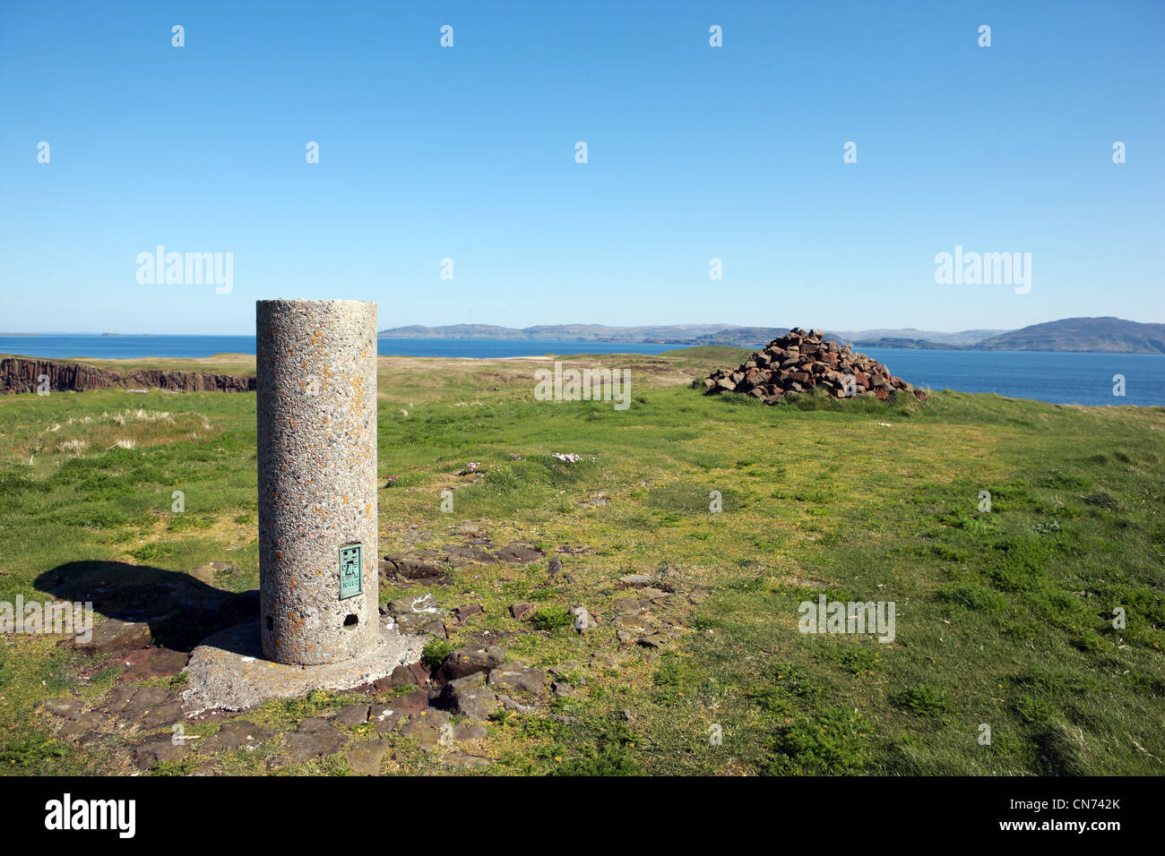 Il punto di innesco e il tumulo in corrispondenza del punto più alto sulla staffa nelle Ebridi Interne della Scozia con viste al Isle of Mull Foto Stock