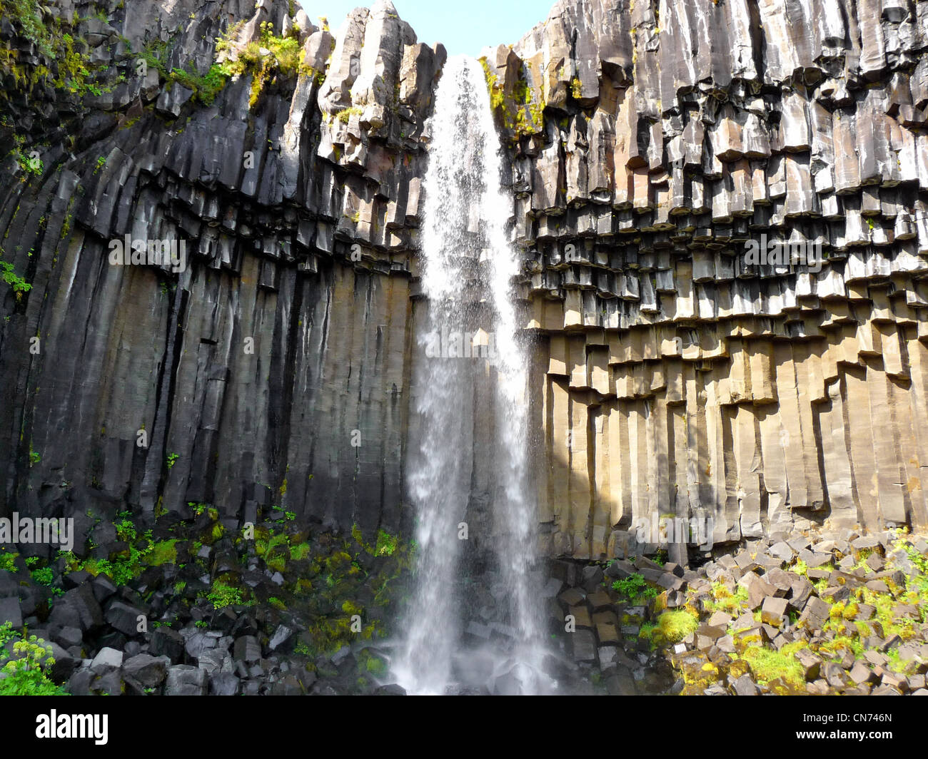 Skaftafell Islanda cascata, sulla cascata di basalto roccia vulcanica Foto Stock
