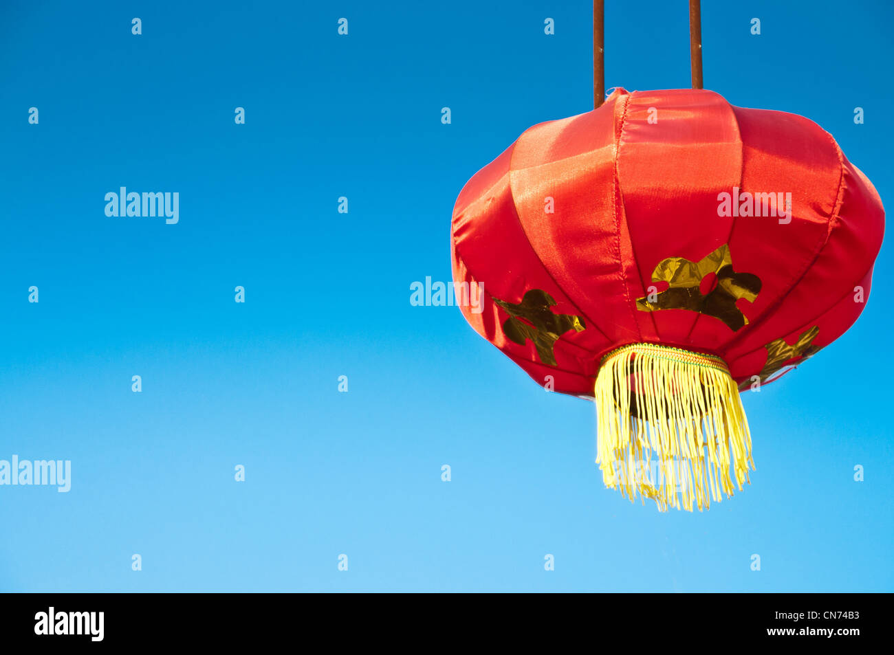 Impiccati tradizionale lanterna cinese nel cielo blu sullo sfondo Foto Stock