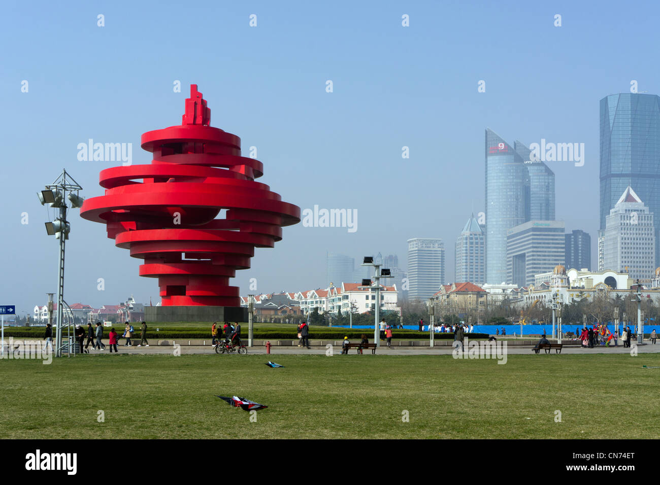 Il rosso 4 maggio monumento, nel maggio quarta piazza, Qingdao, Cina Foto Stock
