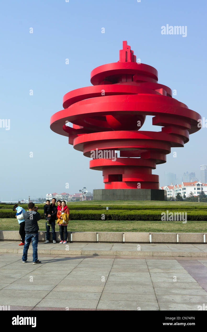 Il rosso 4 maggio monumento, nel maggio quarta piazza, Qingdao, Cina Foto Stock