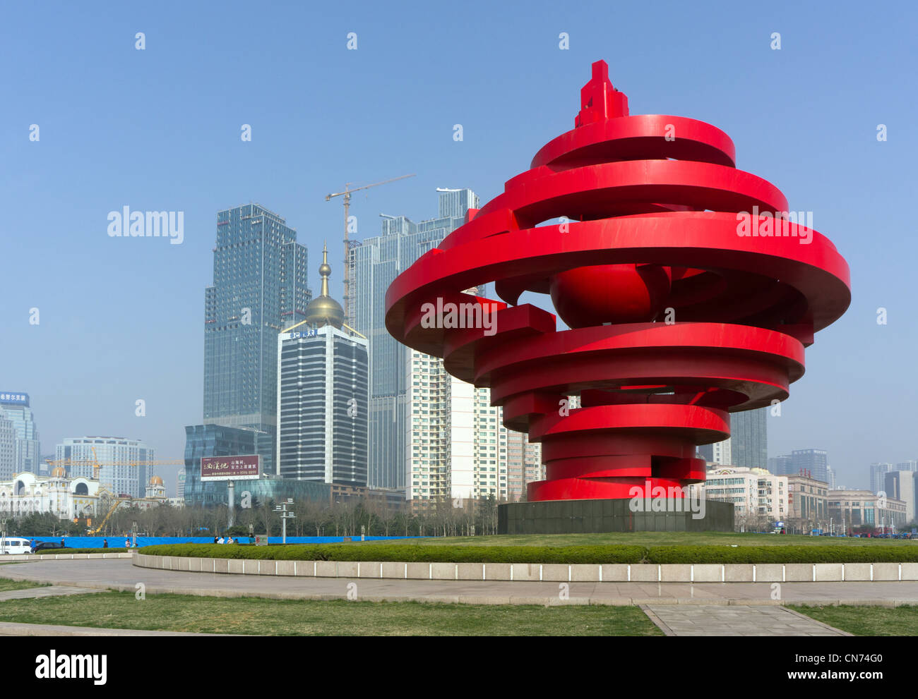 Il rosso 4 maggio monumento, nel maggio quarta piazza, Qingdao, Cina Foto Stock