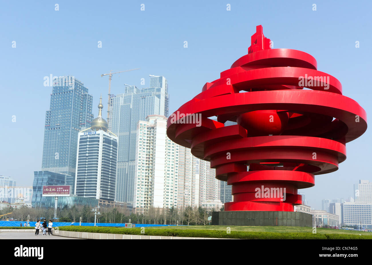 Il rosso 4 maggio monumento, nel maggio quarta piazza, Qingdao, Cina Foto Stock
