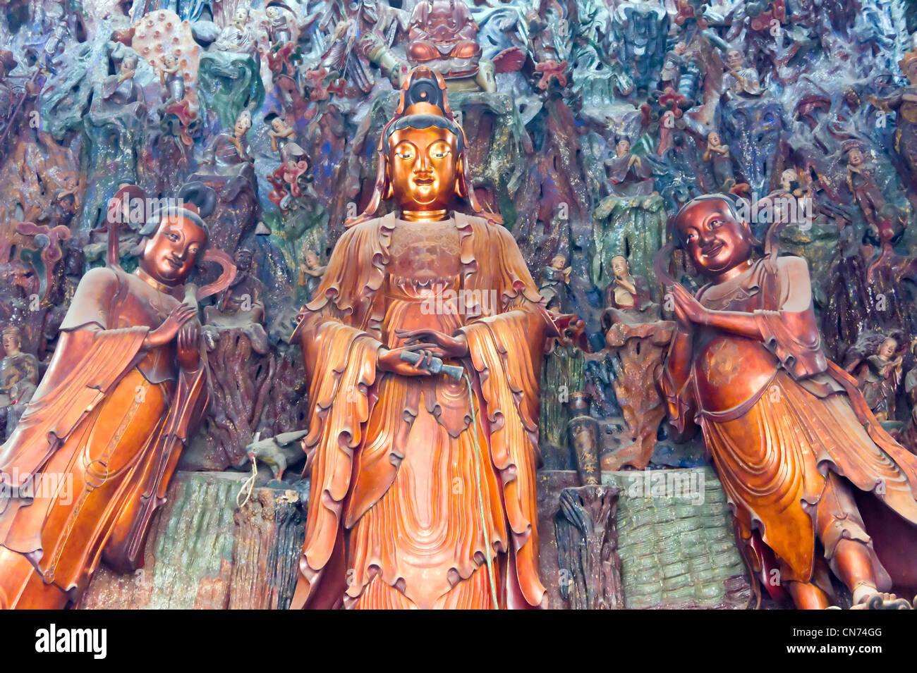 Guanyin (Bodhisattva Avalokiteśvara) in corrispondenza della parte posteriore della Grand Hall del Grande Saggio, Ling Yin tempio, Hangzhou, Cina Foto Stock